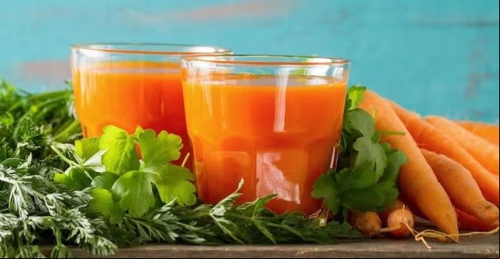 Cómo prepara el jugo de zanahoria y germinado de alfalfa.