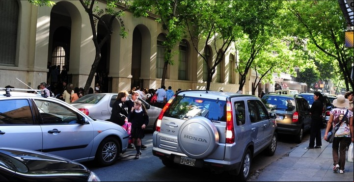 Estacionar en doble fila frente a las escuelas, un problema sin solución en muchas ciudades. Foto ilustrativa