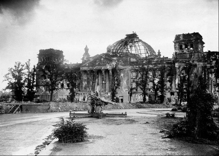 El Parlamento alemán en Berlín, totalmente destruido. Foto: AP