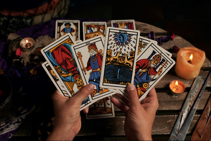 “El tarot nos invita a comprender que nuestra ‘historia personal’ forma parte de un proceso de aprendizaje colectivo". Foto: ilustración Shutterstock.