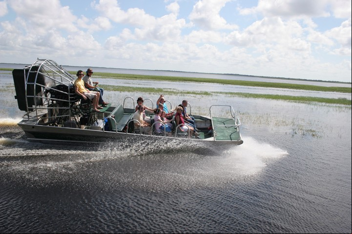Avistaje de caimanes en un aerobote. Foto Visit Central Florida.