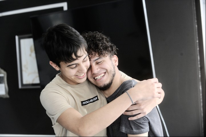 El abrazo de los hijos del kiosquero cuando escucharon el veredicto, en el estudio de Fernando Burlando. Foto Juan Manuel Foglia.