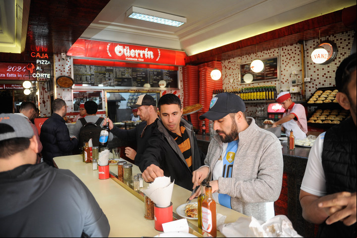 Pizzerías con clientes durante el paro de este jueves. Foto Federico López Claro
