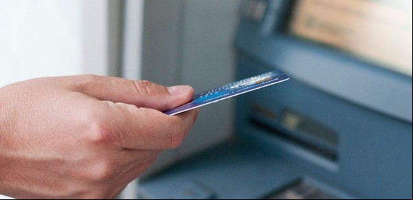 El titular de ARCA anunció los nuevos montos base para que las operaciones sean informadas con el blanqueo de dólares: compras con tarjeta, extracciones y más