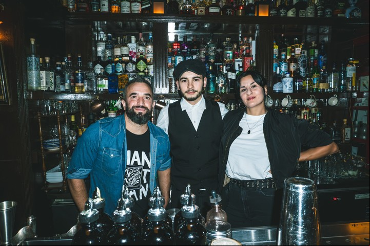 Los dueños junto al bar manager, el encargo de que el servicio sea especializado. Foto: Peyerman PH.