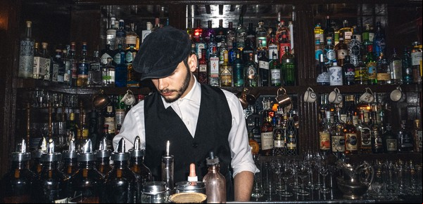 El primer bar oculto del Conurbano: una cafetería, fachada de un pub británico lleno de misterio y tragos del mundo