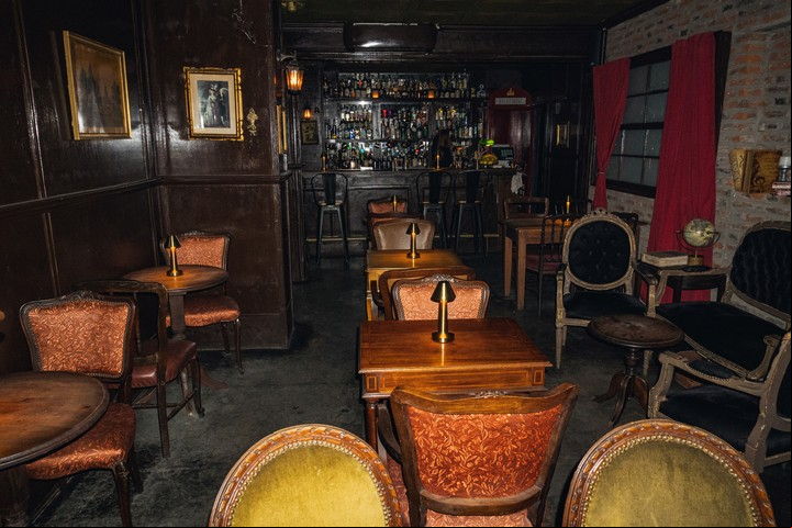 El pub tiene la estética de los bares speakeasy que funcionaban durante la prohibición. Foto: Peyerman PH.