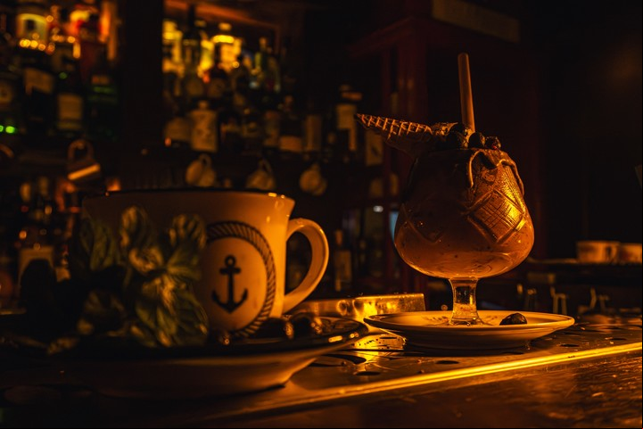 Luces cálidas y tragos especiales forman parte de la identidad de The Post. Foto: Peyerman PH.