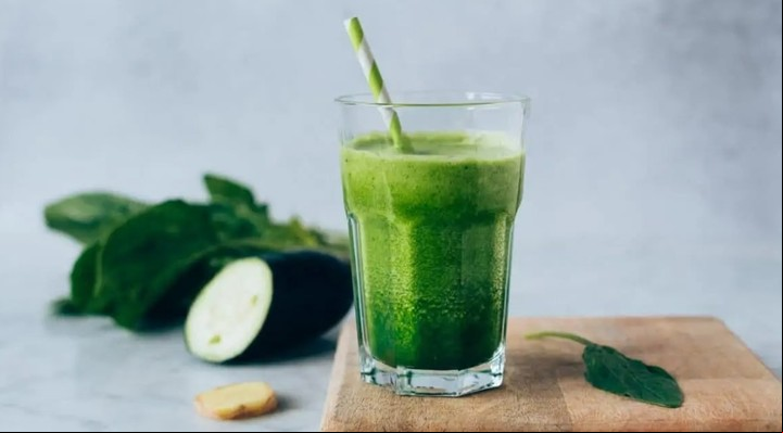 Paso a paso, cómo hacer un licuado de pepino y espinaca.