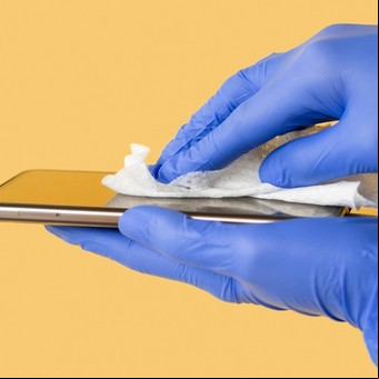 El secreto para limpiar las pantallas del celular, la laptop y el televisor sin rayarlos