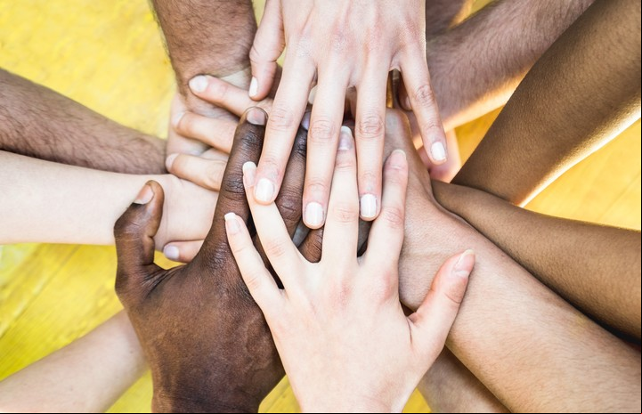 La familia multigeneracional es la compuesta por tres o más generaciones distintas que conviven bajo el mismo techo. Foto ilustración Shutterstock.