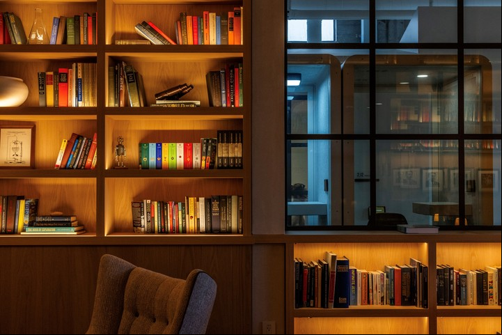 Una vez construida la biblioteca, el responsable inmobiliario de OpenAI empezó a adquirir títulos, muchos sugeridos por los investigadores, ingenieros y otros empleados de la empresa. Foto de Christie Hemm Klok para The New York Times.