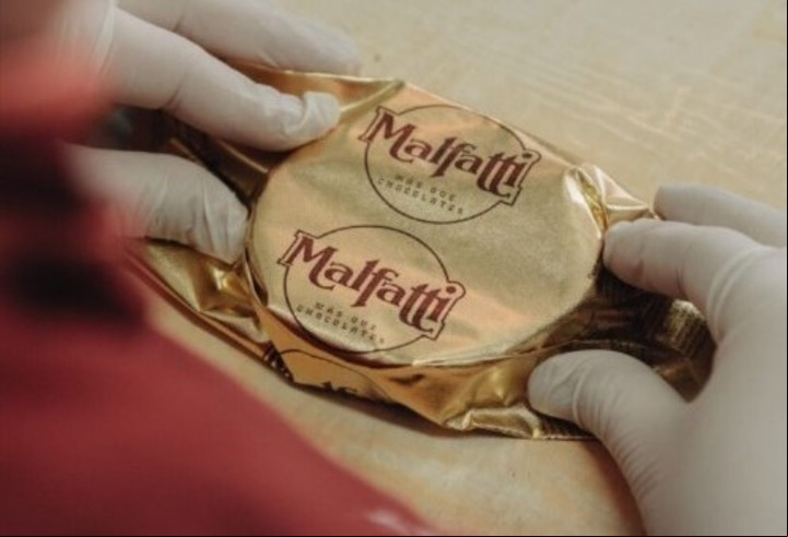 Cada alfajor se envuelve a mano.