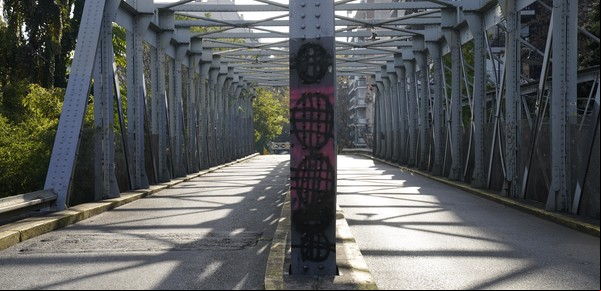 El puente que cerró hace 16 meses, cayó en la grieta política y los vecinos piden reabrir