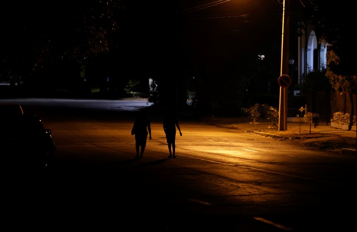 Una calle con poca iluminación en La Habana (Cuba). Foto EFE