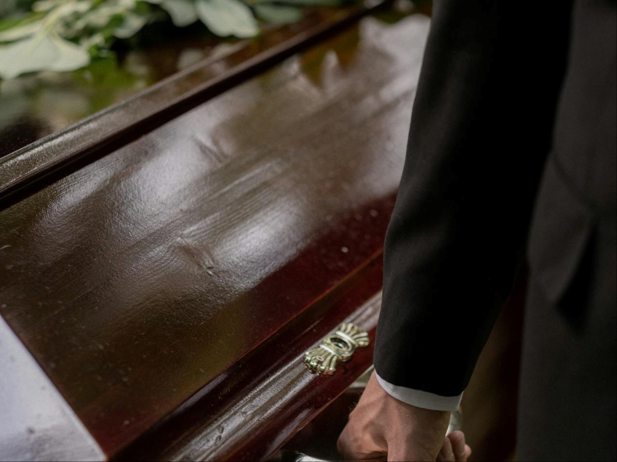 Antes del entierro los familiares y amigos honran la vida de quien partió. Foto: Pexels/Cottonbro studio.