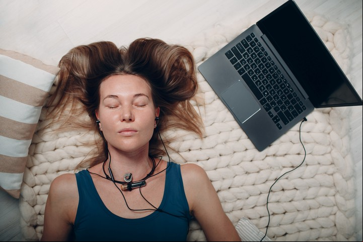El Nidra se practica con el cuerpo acostado y una guía armoniosa. Foto Shutterstock.