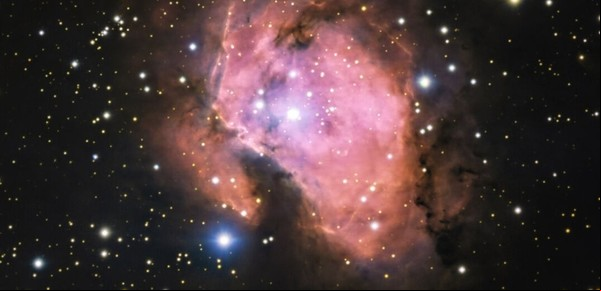 Captan una espectacular nebulosa en rosa a 5.500 años luz