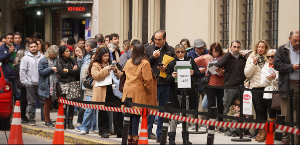 El conflicto con España llevó preocupación a la larga cola en el consulado para sacar las ciudadanía o renovar el pasaporte