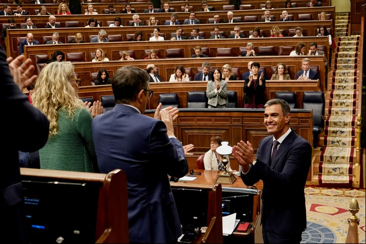 El grupo parlamentario del PSOE aplaude la intervención de Pedro Sánchez en el Congreso, donde criticó a Javier Milei. Foto: Cézaro De Luca