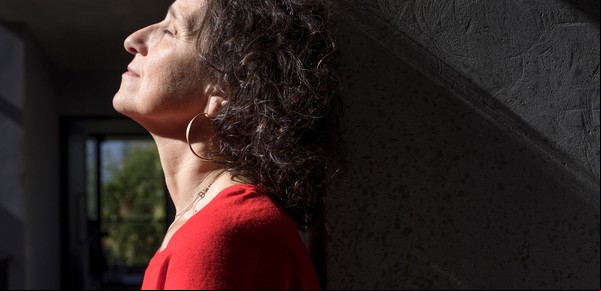 Débora Staiff y el bordado ancestral como un camino hacia la sanación