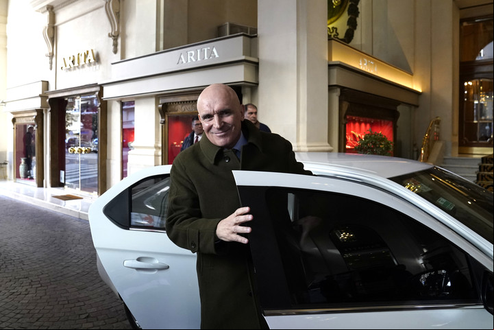 José Espert ingresa al hotel Alvear donde hablara el presidente Javier Milei. Foto Maxi Failla