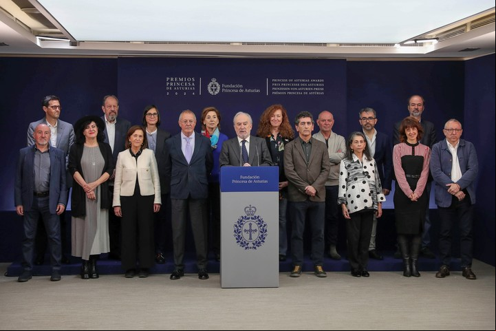 El jurado del Premio Princesa de Asturias de las Letras 2024, presido por Santiago Muñoz Machado (c) durante la lectura del acta del jurado que otorga el galardón de esta edición a la poeta, pero también prosista, ensayista y periodista, Ana Blandiana, una de las figuras más relevantes e internacionales del panorama literario rumano y destacada activista política. EFE/J.L.Cereijido.