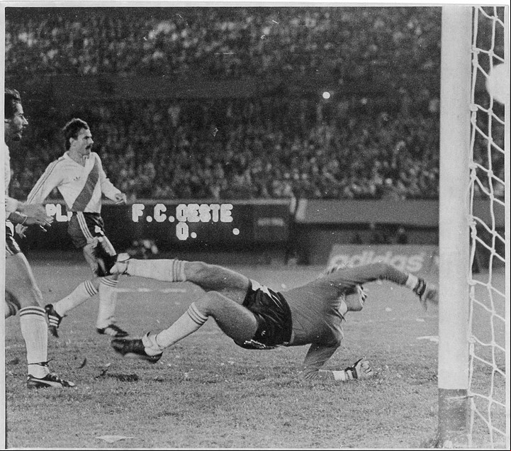 El 1 a 0. Nery Pumpido no puede detener el anticipo de Adolfino Cañete en el primer palo.
Foto Archivo Clarín