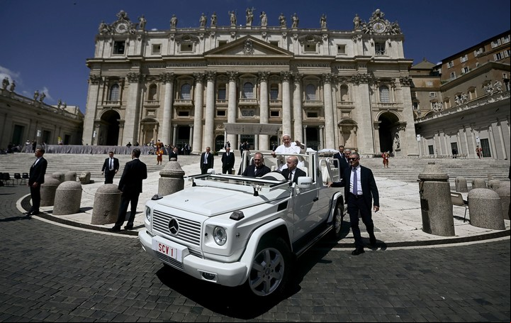 El Papa saluda desde el Papamóvil en la Plaza San Pedro, luego de la Audiencia General del miércoles. Foto: AFP