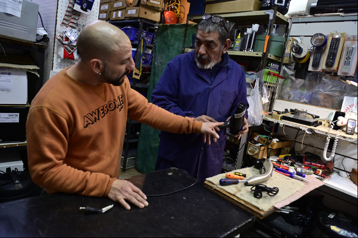 Los locales de reparación de electrodomésticos aumentaron su trabajo ante la imposibilidad de comprar artículos nuevos. Foto Matias Martin Campaya