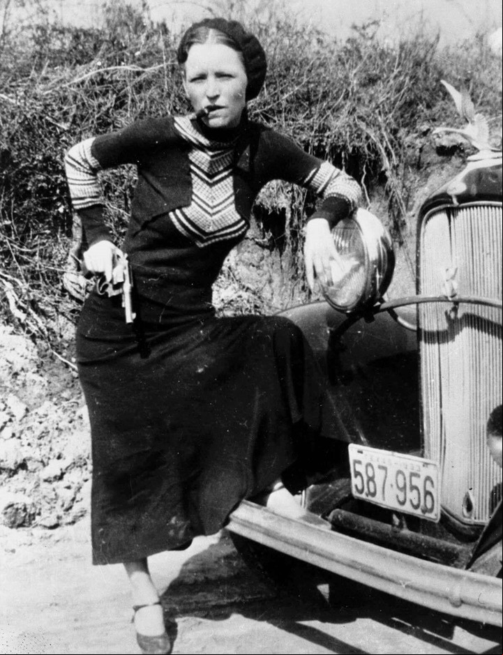 Ella era Bonnie Parker, de estatura pequeña, apenas 1,50 metros.