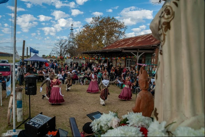 Celebración de la Fiesta Patronal en San Mayol, el 12 de mayo frente a la estación del ex Ferrocarril Del Sud.