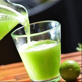 Qué beneficios tiene tomar agua de alfalfa con limón