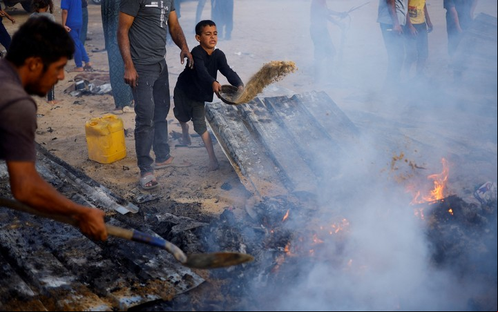 Palestinos intentan sofocar las llamas en Rafah. Foto: Reuters