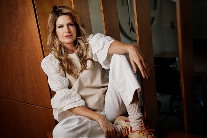 Isabel Macedo tiene dos hijas y reconoce que, antes de aceptar la propuesta de Cris, pensó "qué mujer quiero ser para que vean ellas". Foto Martín Bonetto