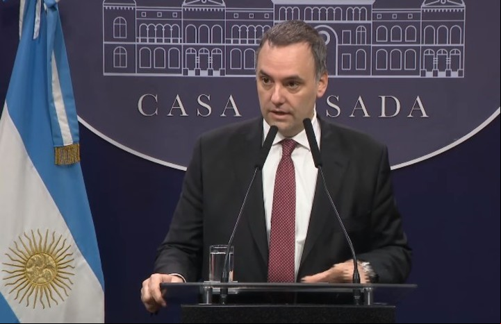 El vocero presidencial Manuel Adorni, en su conferencia de prensa de este lunes.