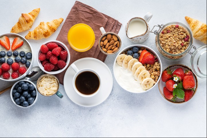 Muchas personas creen que no desayunan porque no lo hacen en su casa. Foto Shutterstock.