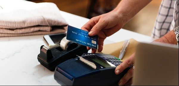 Pagos en dólares con tarjeta de débito: las 5 claves de la economía bimonetaria que se viene