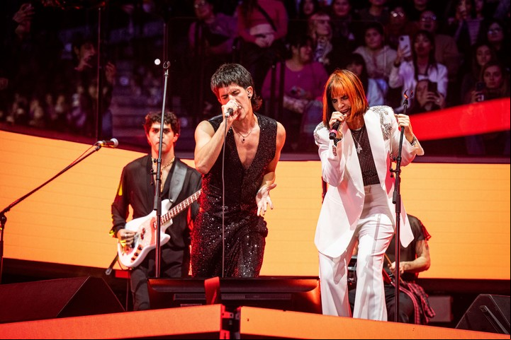 Los homenajes a Charly García en los Premios Gardel: Fabi Cantilo con Silvestre y La Naranja. Foto de prensa gentileza Agustín Dusserre