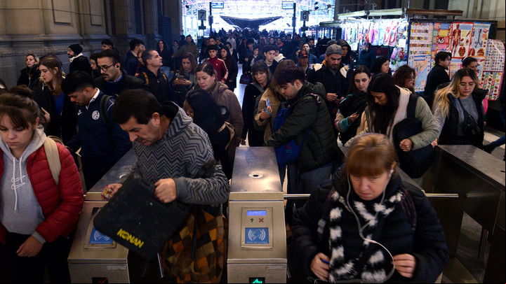 Demoras y cancelaciones del tren Roca por medida de fuerza Fraternidad. Foto: Luciano Thieberger.