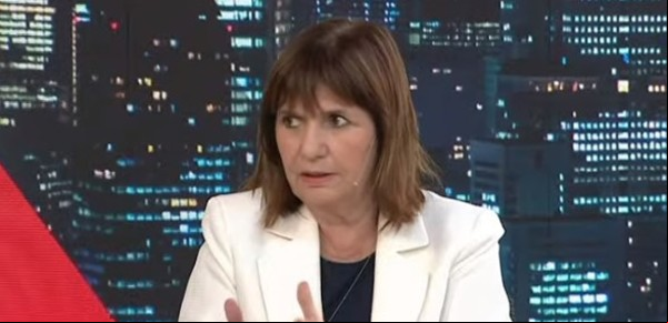 Patricia Bullrich anunció que la Policía Federal usará pistolas Taser para custodiar estaciones de trenes y mostró en TV cómo funcionan