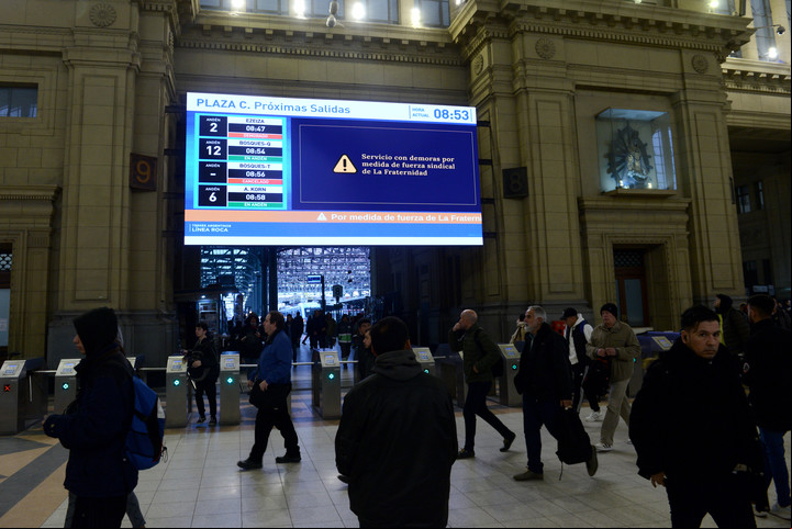 Estación Plaza Constitución del tren Roca anuncios por medida de fuerza Fraternidad. Foto: Luciano Thieberger.