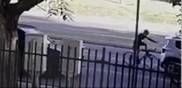 Tragedia en Rosario: un ciclista murió tras chocar contra una camioneta que estaba parada en un semáforo