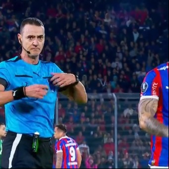 El terrible patadón en la Copa Libertadores que tuvo revisión récord en el VAR y llegó a la prensa inglesa: "Le pudo cortar la carrera"