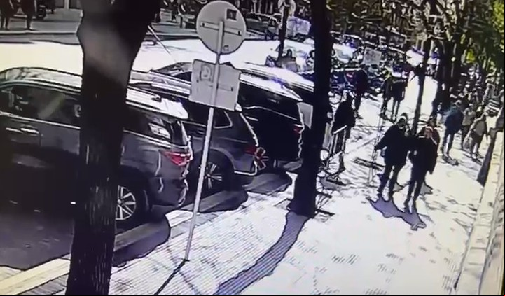 Captura de una cámara de seguridad. Le quisieron robar la camioneta a Horacio Rosatti, presidente de la Corte Suprema, sobre el estacionamiento de la calle Uruguay.