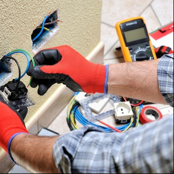 Cuánto cobra un electricista y qué tener en cuenta antes de contratarlo