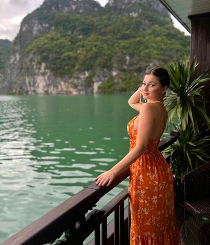 Lucía explorando la increíble bahía de Ha Long, en Vietnam. Foto: @luciab.rossi, Instagram.