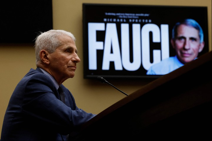 El Dr. Anthony Fauci, ex Director del Instituto Nacional de Alergias y Enfermedades Infecciosas, declara ante el Subcomité Selecto del Comité de Supervisión y Responsabilidad de la Cámara de Representantes sobre la Pandemia de Coronavirus en el Rayburn House Office Building el 03 de junio de 2024 en Washington, DC.
Foto: Getty Images/AFP
