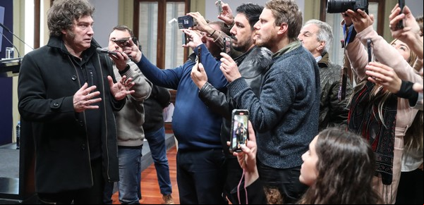 Los nuevos requisitos para cubrir las noticias en la Casa Rosada: una resolución para limitar la tarea del periodismo