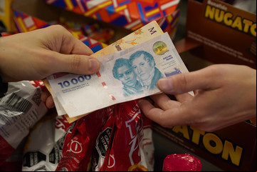 Billetes falsos de $10.000: cómo es la fórmula de 5 pasos para detectarlos al instante
